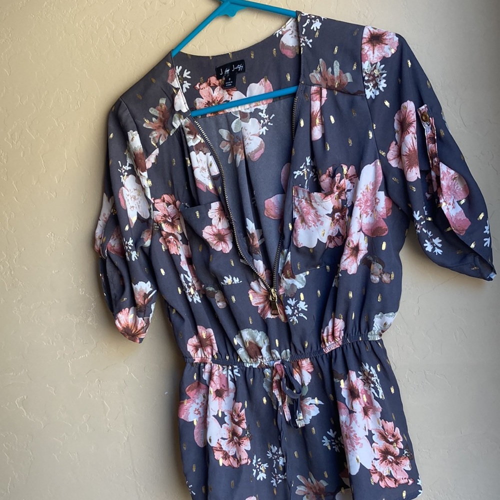 J for justify Gray small floral blouse new